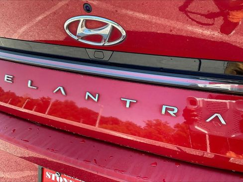 Used 2022 Hyundai Elantra Limited FWD image 31