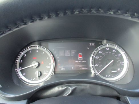 Used 2022 Toyota Highlander XLE AWD/4WD image 19