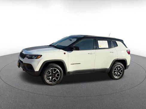 Used 2025 Jeep Compass Trailhawk AWD/4WD image 6