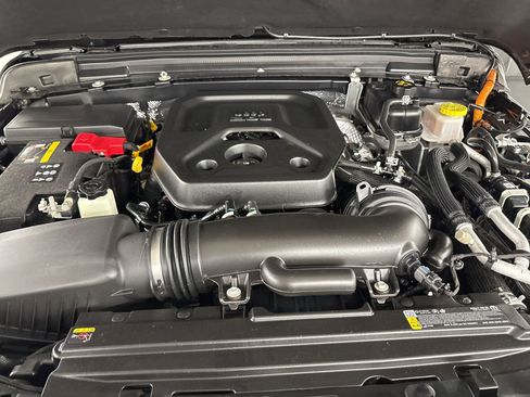 Used 2025 Jeep Wrangler Sahara image 32