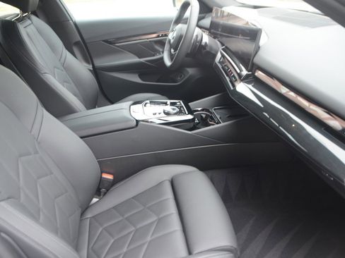 Used 2025 BMW 540i xDrive w/ Premium Package image 12