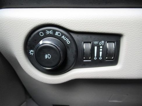 Used 2023 Chrysler Pacifica Touring-L FWD image 21