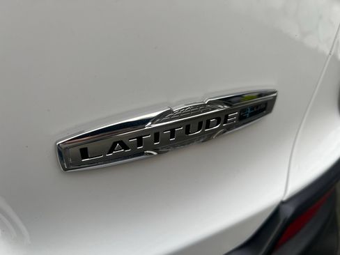 Used 2019 Jeep Cherokee Latitude Plus AWD/4WD image 13
