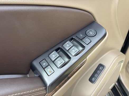 Used 2019 Chevrolet Suburban LT image 11