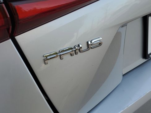 Used 2019 Toyota Prius XLE w/ Phone Cable & Charge Package image 12