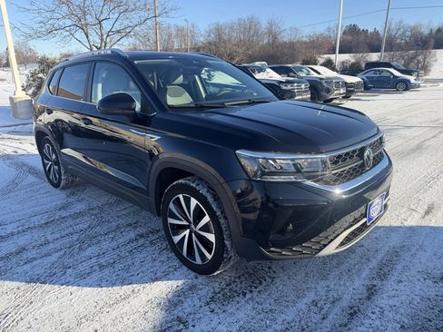 Used 2023 Volkswagen Taos SE w/ Panoramic Sunroof Package image 8