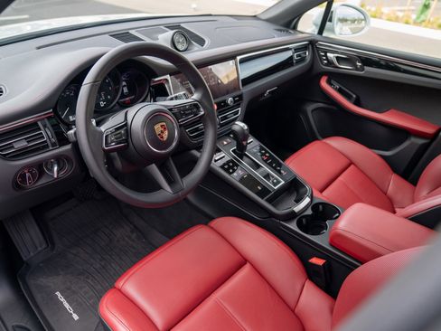 Certified 2025 Porsche Macan image 4