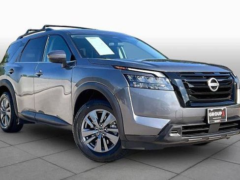 Certified 2024 Nissan Pathfinder SV w/ Black Appearance Package FWD image 3