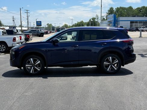 Used 2024 Nissan Rogue SL AWD/4WD image 2