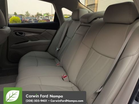 Used 2016 INFINITI Q70 3.7 w/ Deluxe Touring Package AWD/4WD image 26