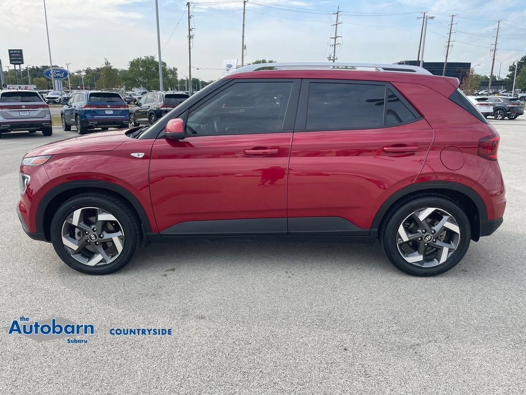 Used 2021 Hyundai Venue SEL FWD image 2