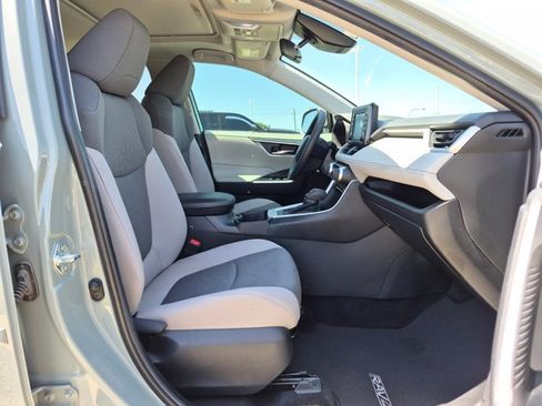 Used 2022 Toyota RAV4 XLE w/ Convenience Package FWD image 21