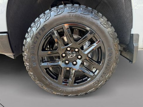 Used 2024 Chevrolet Silverado 1500 Custom Trail Boss w/ LPO, Dark Essentials Package AWD/4WD image 9