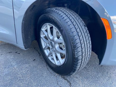 Used 2025 Chrysler Pacifica Select FWD image 25