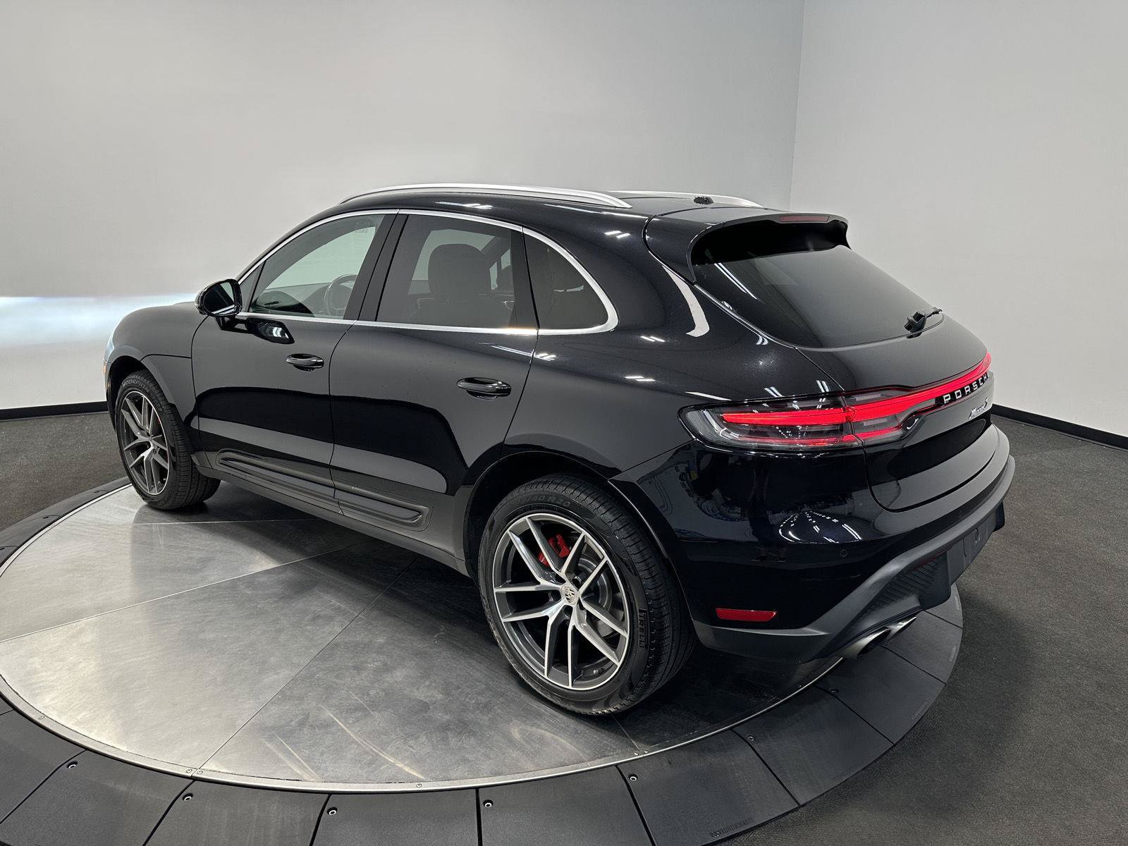 Used 2024 Porsche Macan S AWD/4WD image 3