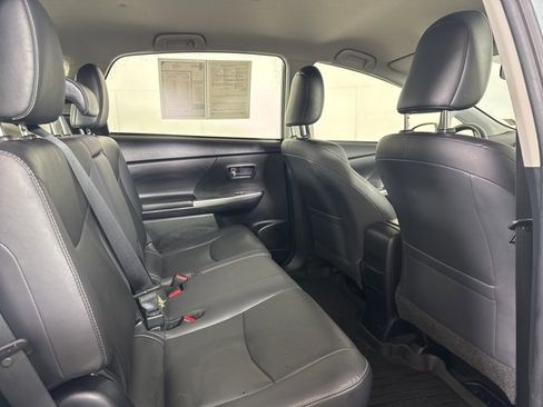 Used 2017 Toyota Prius V Four image 5
