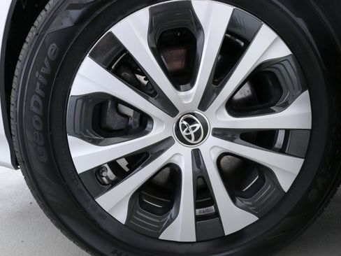 Used 2021 Toyota Prius Prime LE image 32