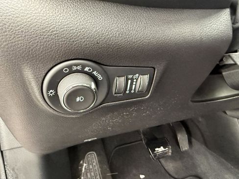 Used 2025 Jeep Compass Limited image 18