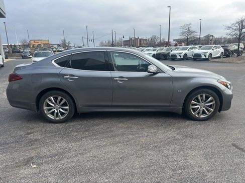 Used 2017 INFINITI Q70 3.7 image 2
