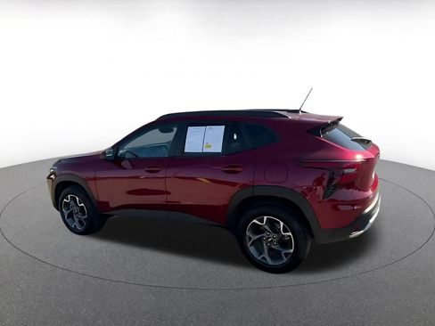 Used 2025 Chevrolet Trax LT FWD image 8