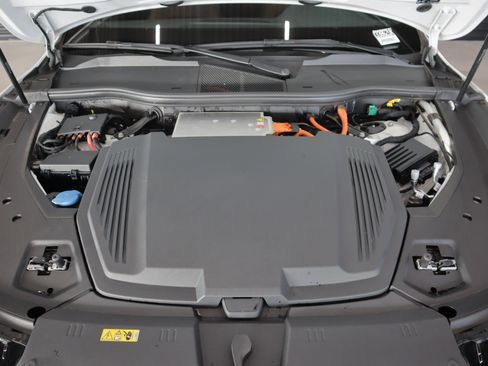 Used 2024 Audi Q8 e-tron Premium Plus image 4