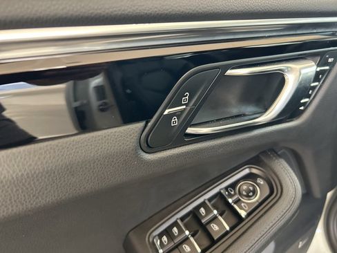 Used 2022 Porsche Macan AWD/4WD image 36