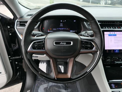 Used 2023 Jeep Grand Cherokee Summit w/ Luxury Tech Group V AWD/4WD image 17