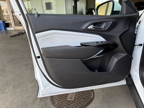 Used 2025 Chevrolet Trax LT FWD image 18