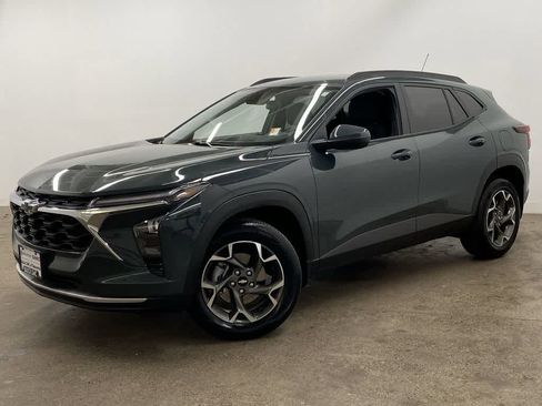 Used 2025 Chevrolet Trax LT w/ Driver Confidence Package image 1