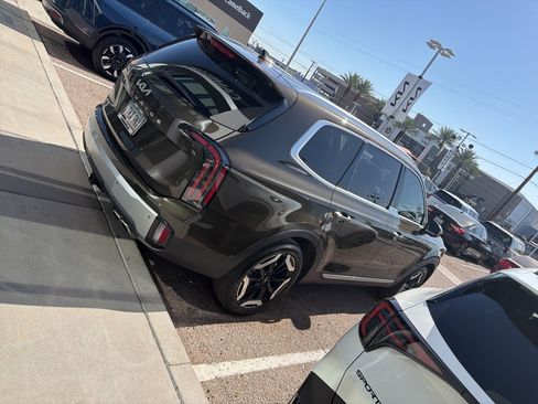 Certified 2024 Kia Telluride EX w/ EX Captain's Chair Package image 7