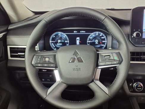 New 2025 Mitsubishi Outlander SE image 24