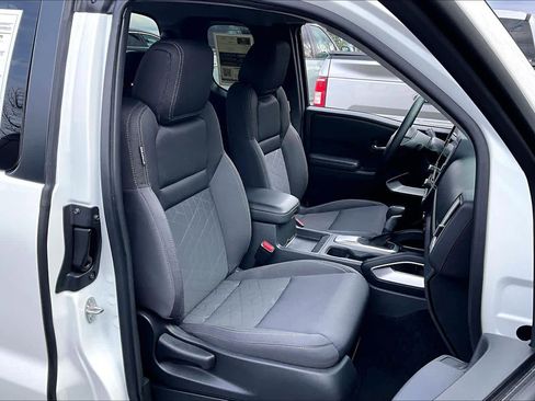 Used 2025 Nissan Frontier SV AWD/4WD image 8