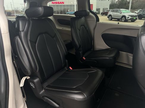 Used 2024 Chrysler Pacifica Touring-L image 17