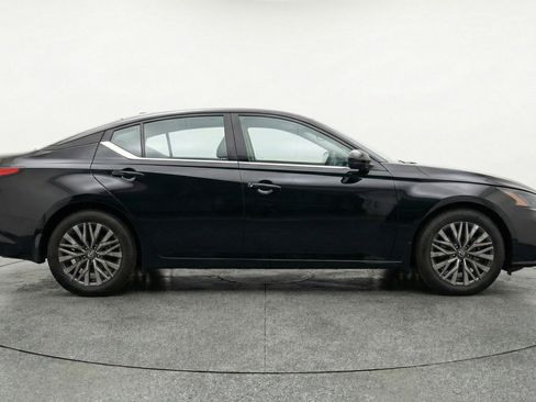 Used 2025 Nissan Altima 2.5 SV FWD image 11