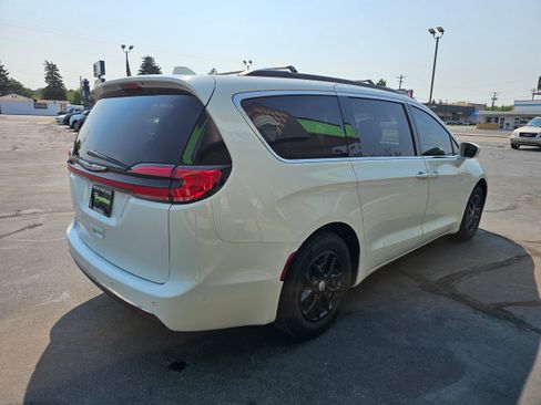 Used 2022 Chrysler Pacifica Touring-L FWD image 6