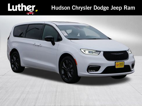 New 2026 Chrysler Pacifica Select image 1
