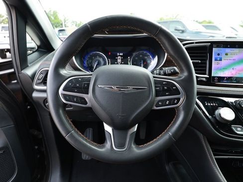 Used 2022 Chrysler Pacifica Pinnacle FWD image 11