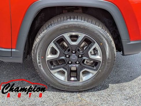Used 2017 Jeep Compass Trailhawk w/ Leather Interior Group AWD/4WD image 12