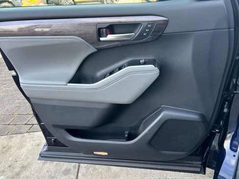 New 2026 Toyota Highlander Limited image 16