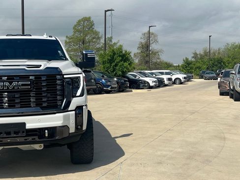 Used 2024 GMC Sierra 2500 Denali Ultimate AWD/4WD image 3