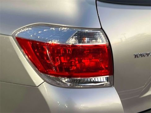 Used 2012 Toyota Highlander 4WD image 12