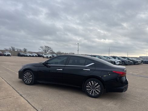 Certified 2023 Nissan Altima 2.5 SV w/ SV Premium Package image 16