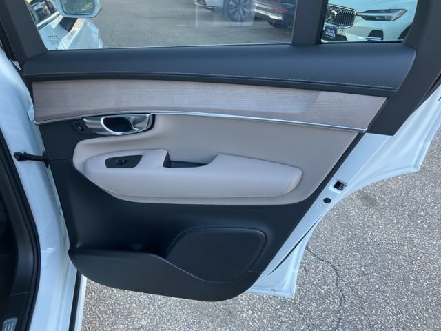 New 2026 Volvo XC90 T8 Plus w/ Protection Package Premier AWD/4WD image 15