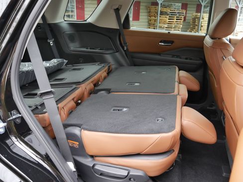 Used 2025 Nissan Pathfinder Platinum w/ Cargo Package image 32