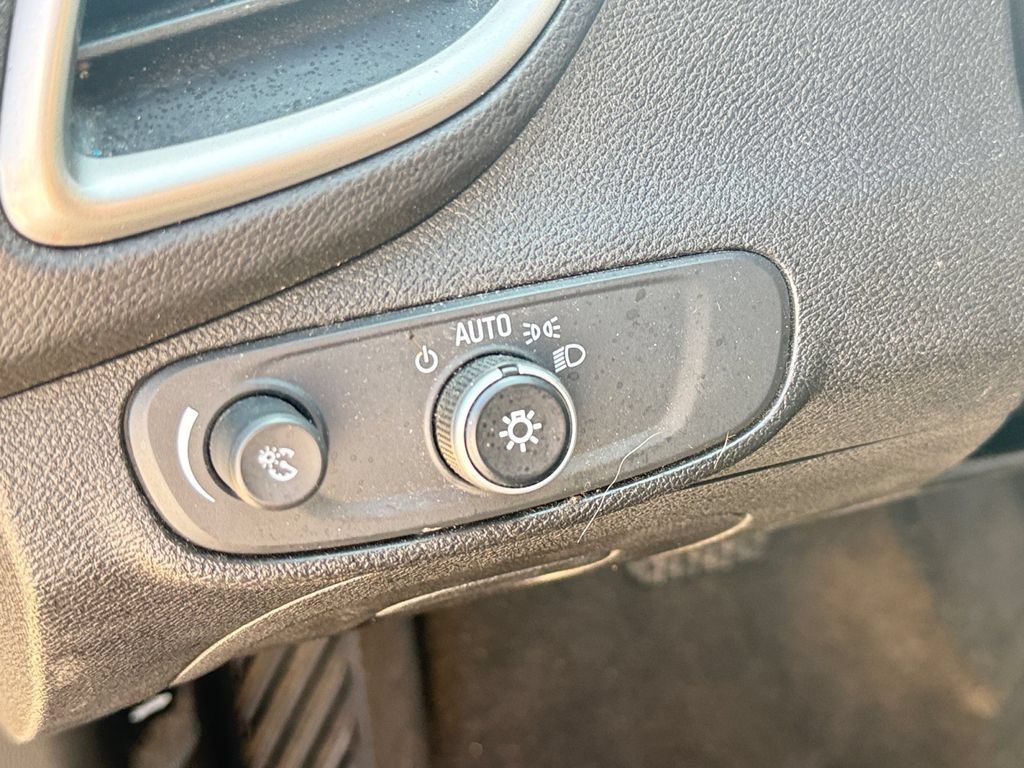 Used 2019 Chevrolet Trax LT w/ LT Convenience Package FWD image 17