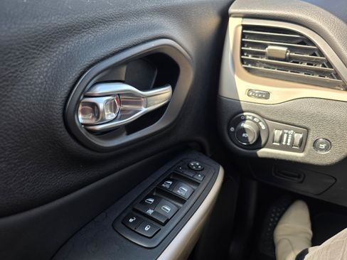 Used 2018 Jeep Cherokee Limited AWD/4WD image 15