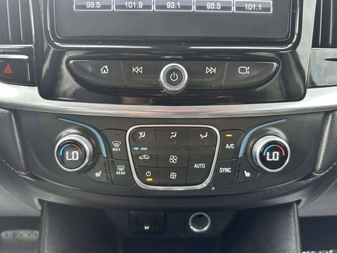 Used 2019 Chevrolet Traverse LT w/ LT Premium Package AWD/4WD image 19