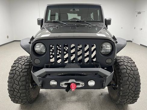 Used 2017 Jeep Wrangler Unlimited Rubicon w/ Connectivity Group AWD/4WD image 3