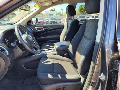 Used 2018 Nissan Pathfinder SV w/ SV Tech Package image 9