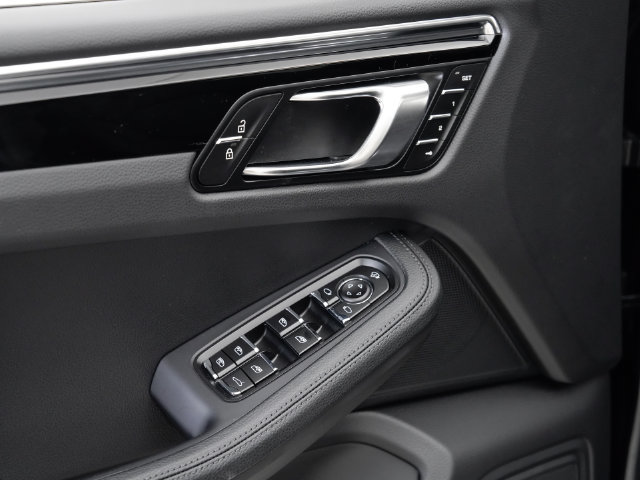 Certified 2026 Porsche Macan AWD/4WD image 7